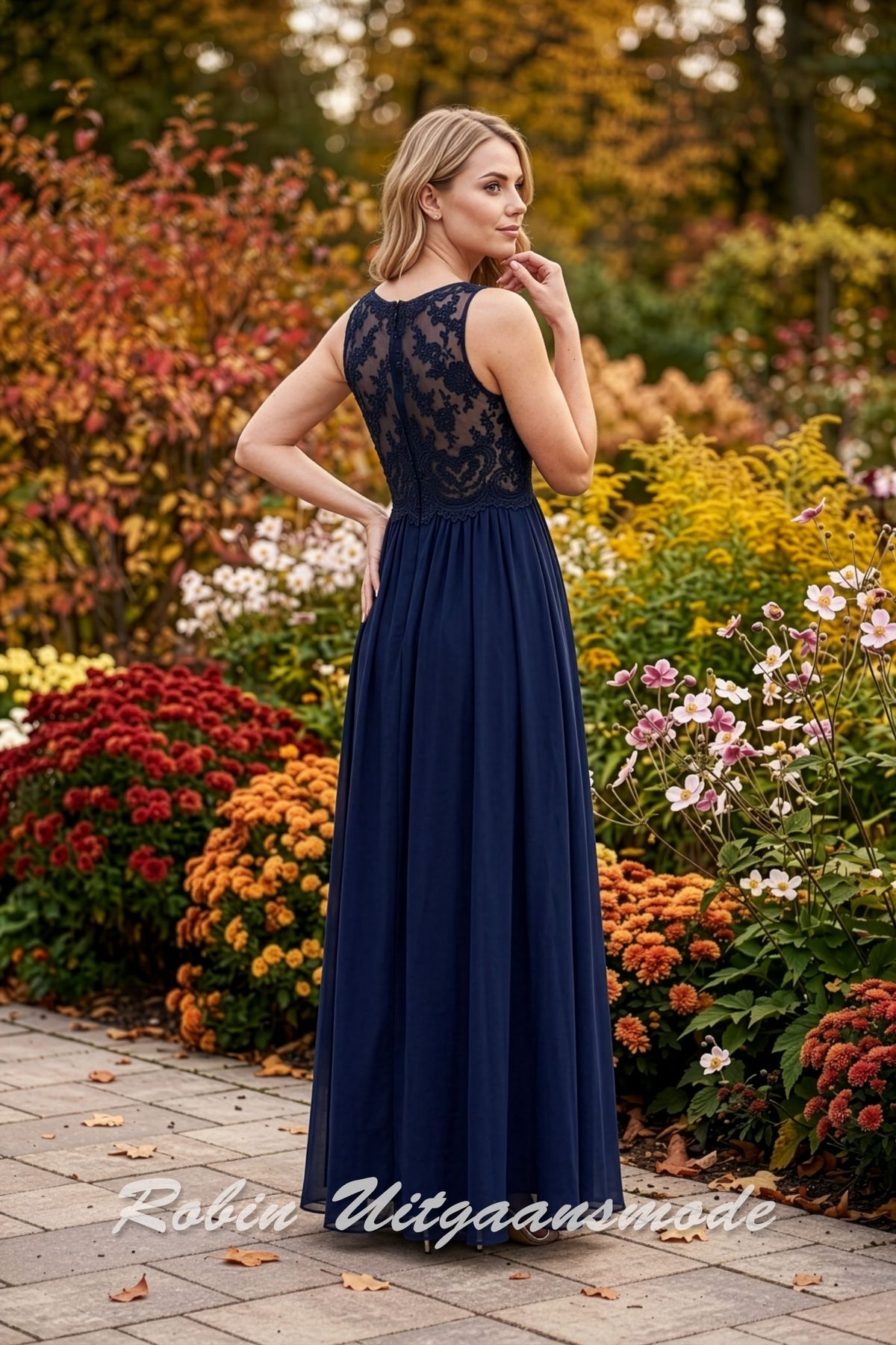 Achterkant van de navyblauwe Hooggesloten galajurk met kanten lijfje en chiffon rok