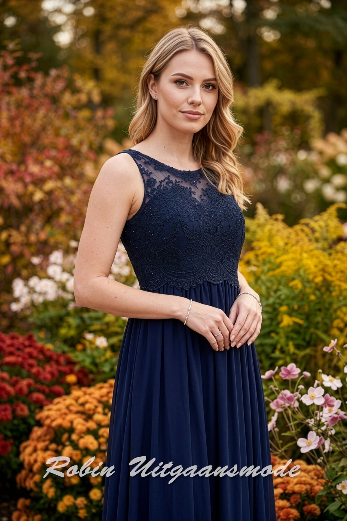 Close-up van de navyblauwe Hooggesloten galajurk met kanten lijfje en chiffon rok