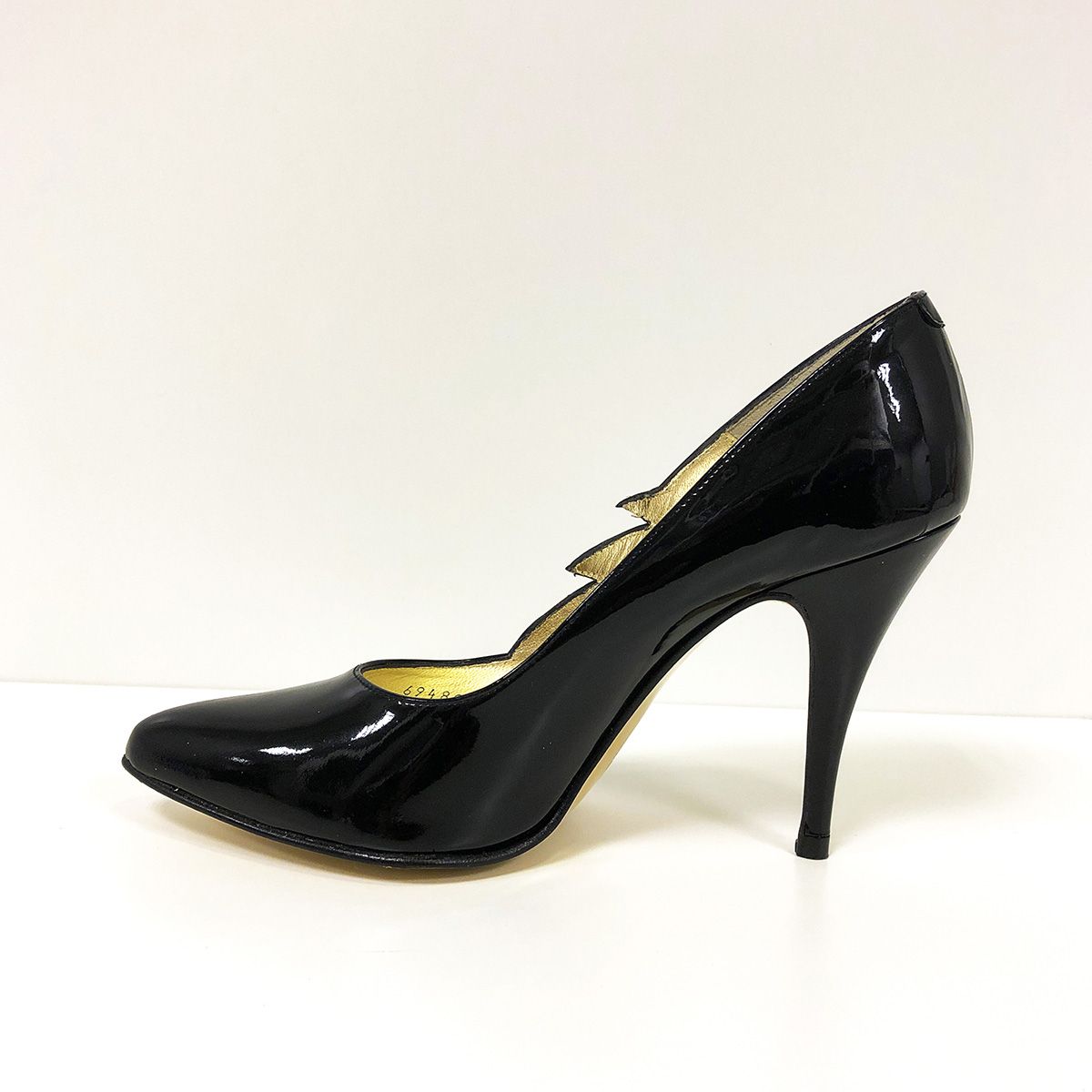 Zwarte lakschoenen met bloemenpatroon, zijkant