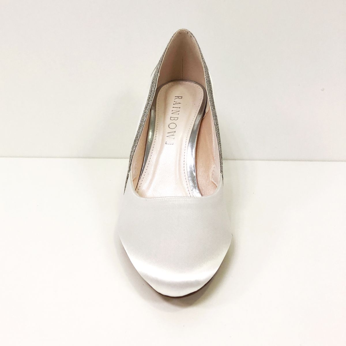 Ivoorkleurige bruidspump met blokhak en zilveren belijning, voorkant