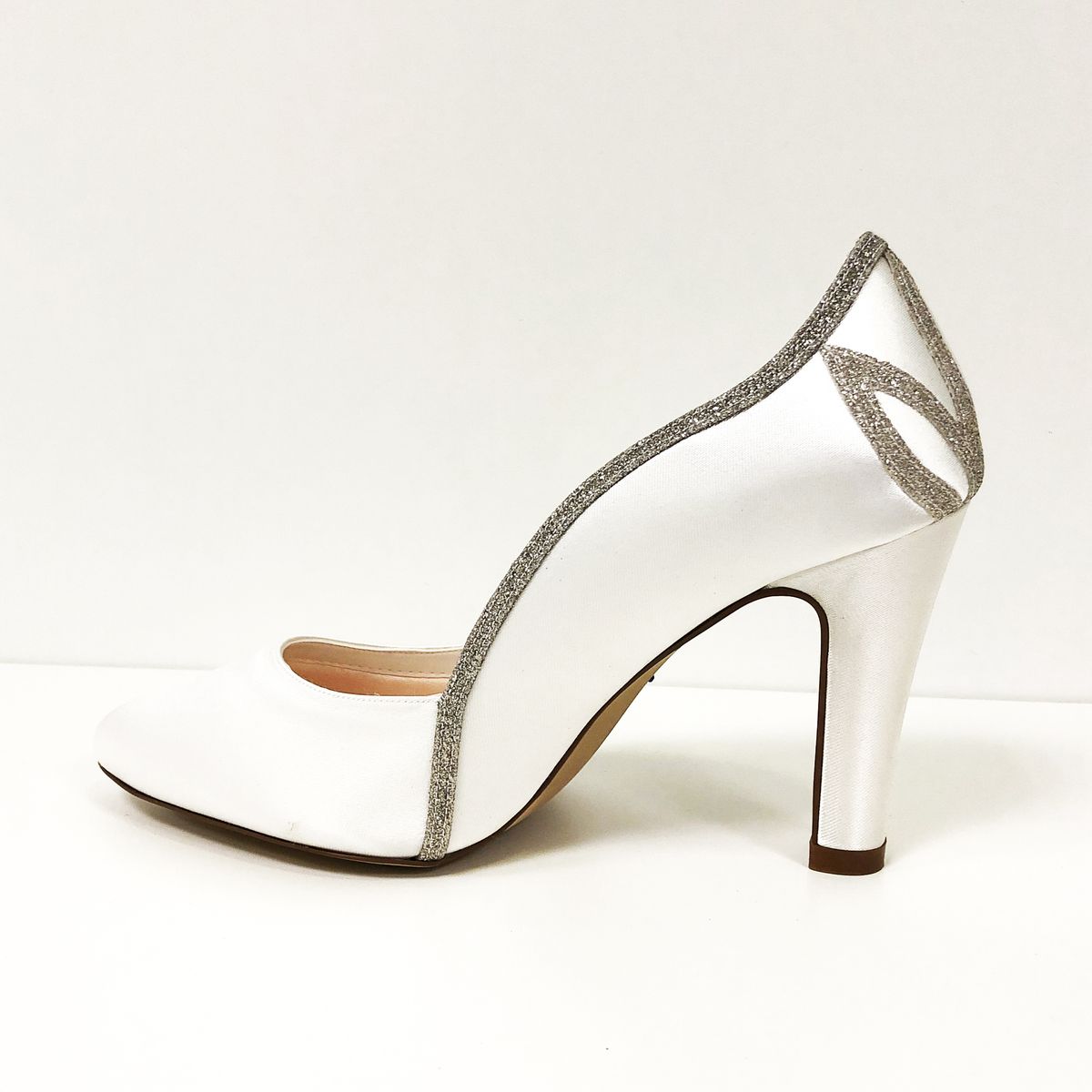 Ivoorkleurige bruidspump met blokhak en zilveren belijning, zijkant