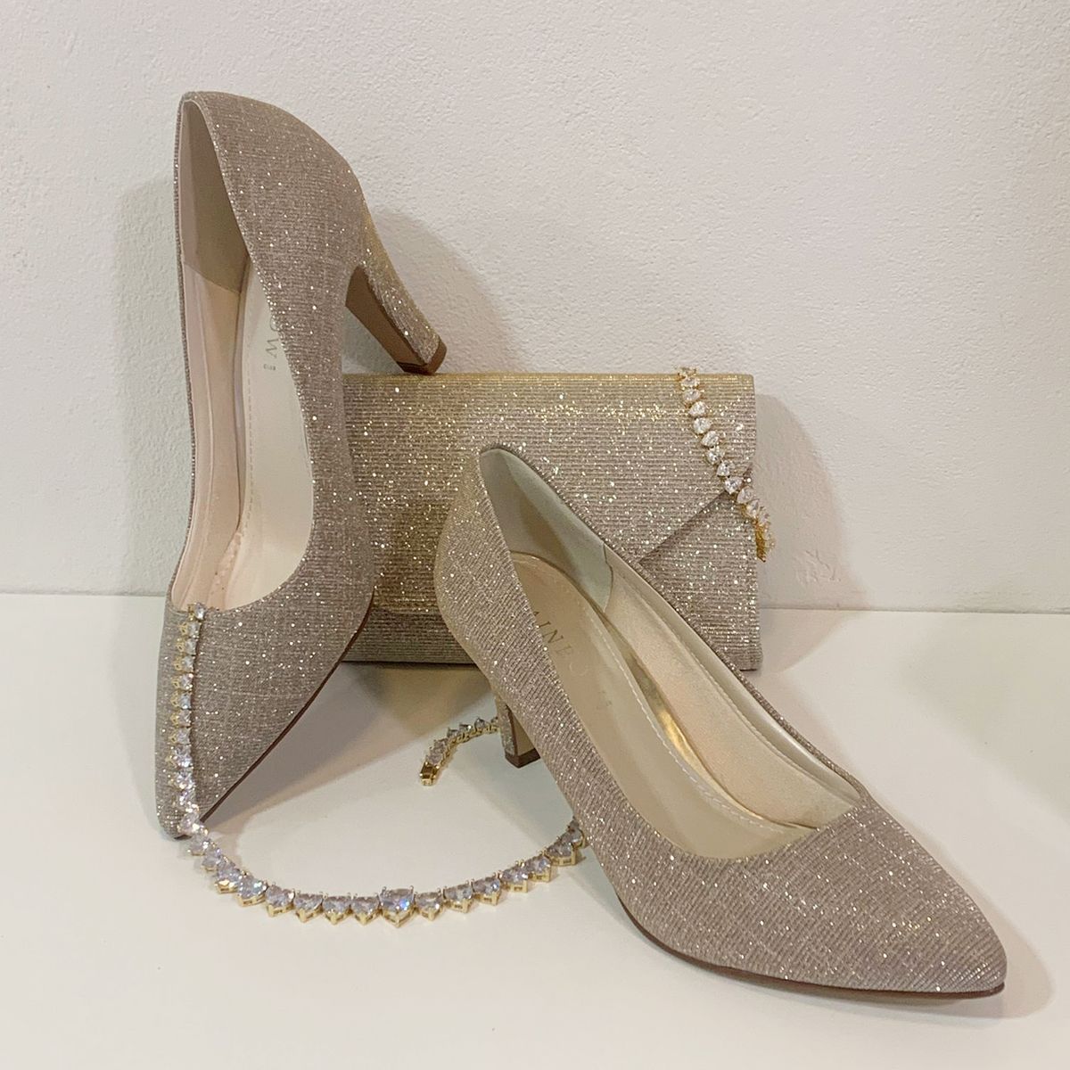 Goudkleurige accessoires voor de ultieme glamour look, met twee soorten schoenen, avondtasj en sieraden set