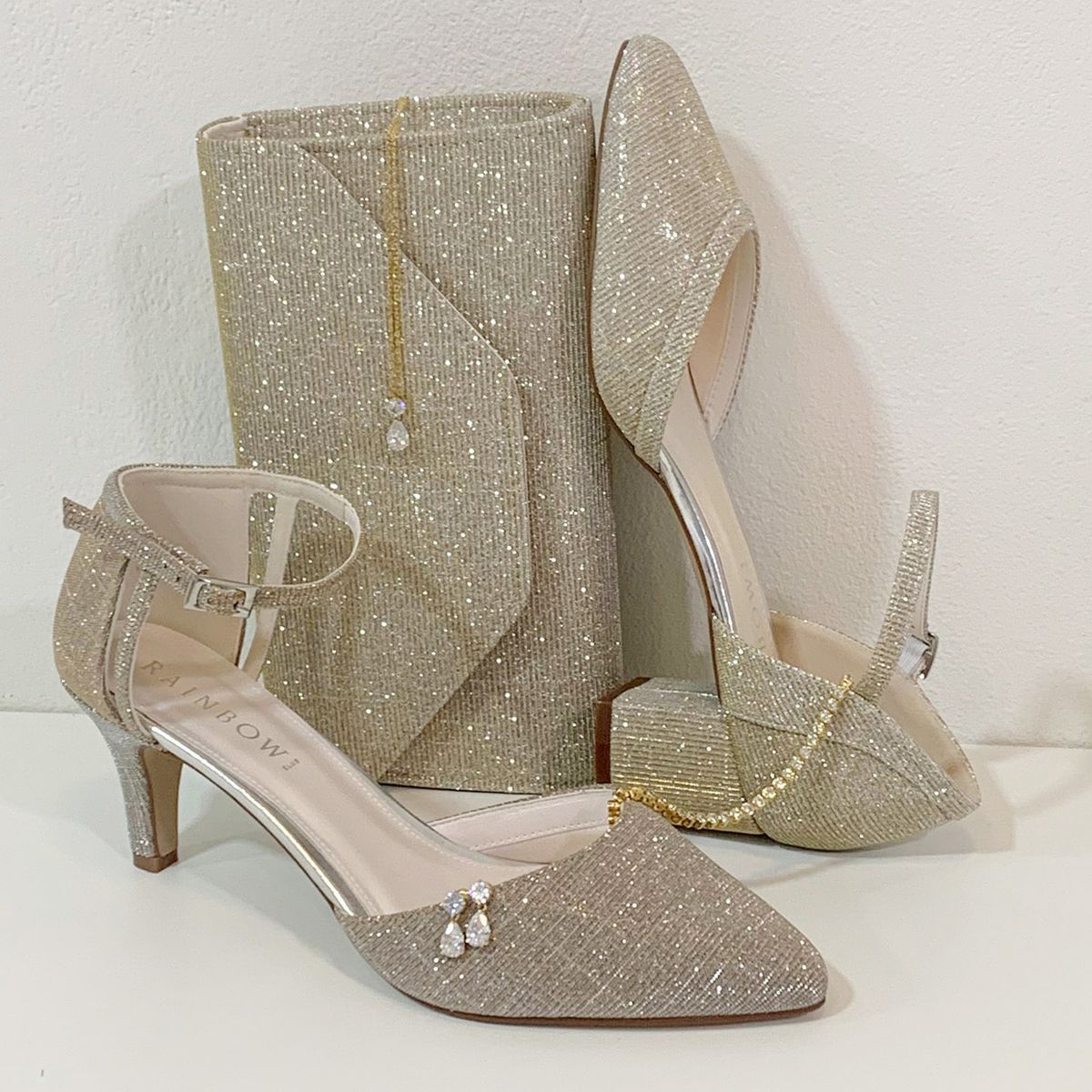 Goudkleurige accessoires voor de ultieme glamour look, met twee type open schoenen, avondtasj en sieraden set