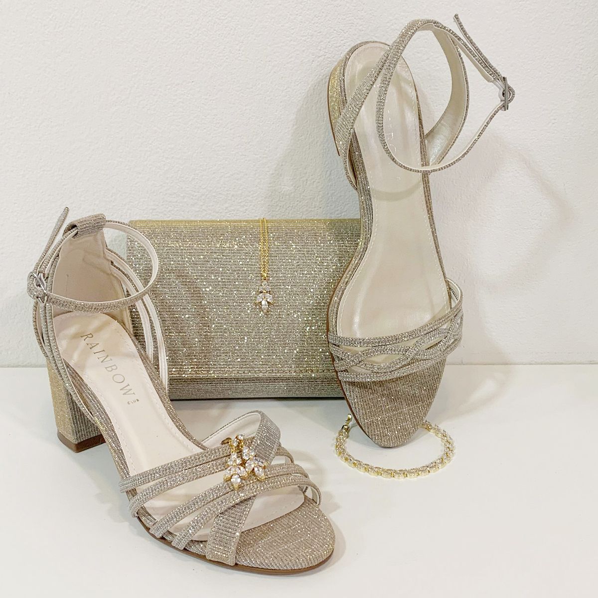 Goudkleurige accessoires voor de ultieme glamour look, met twee type open schoenen, avondtasj en sieraden set