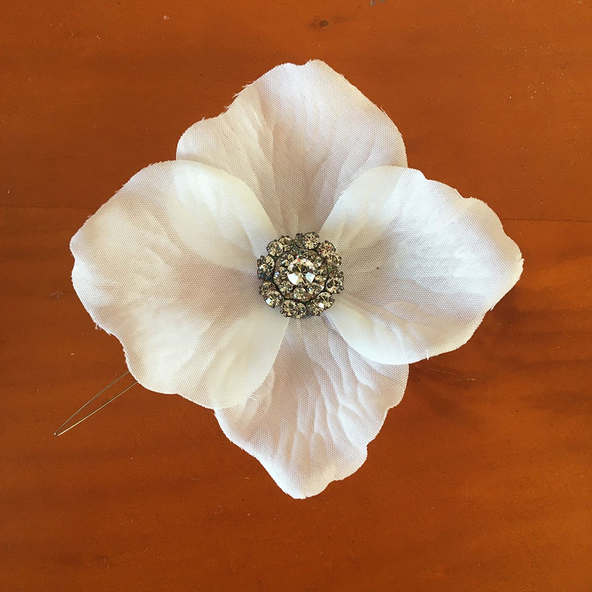 Speelse bloem met swarovski steentjes voor in je bruidskapsel