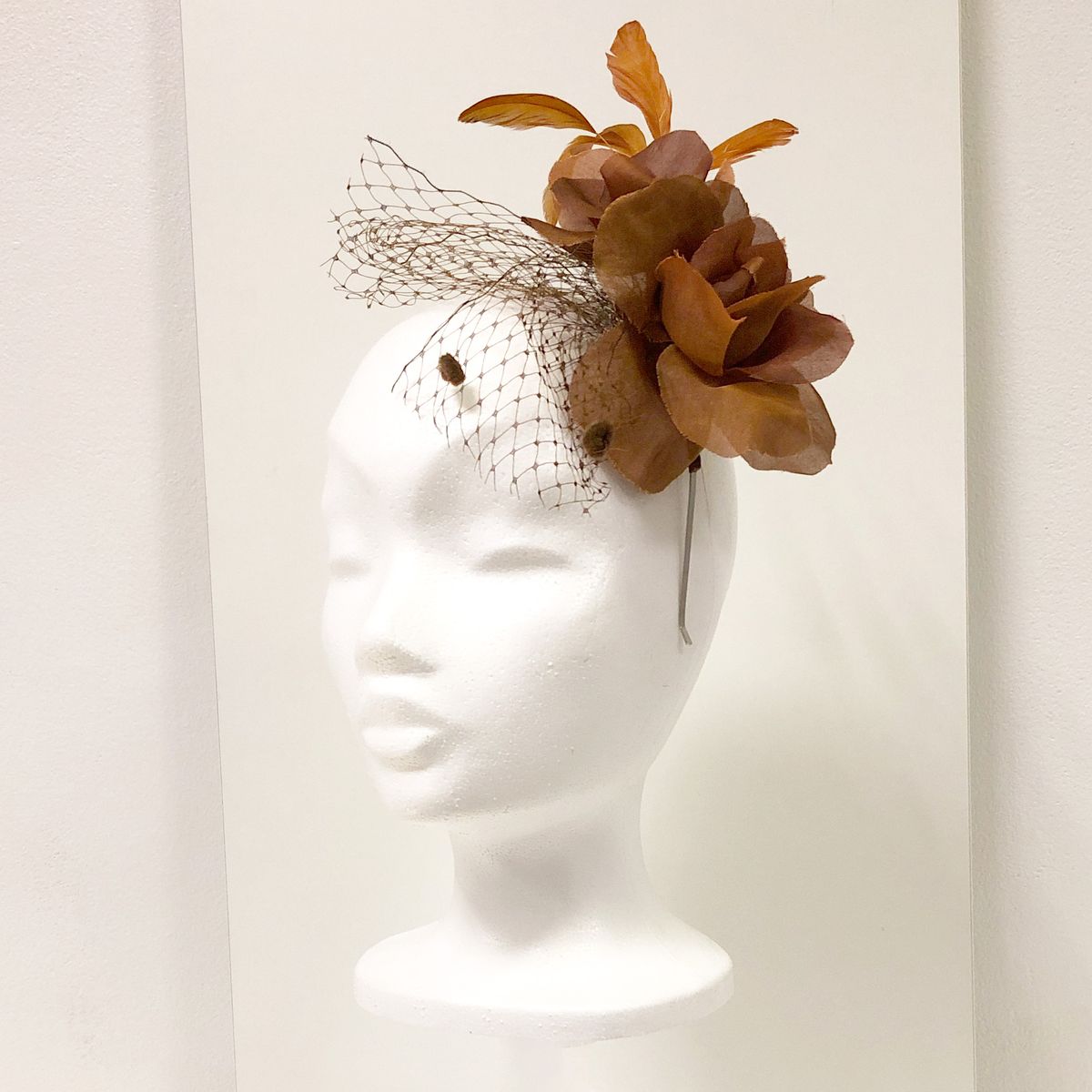 Bloemen en veertjes op een diadeem