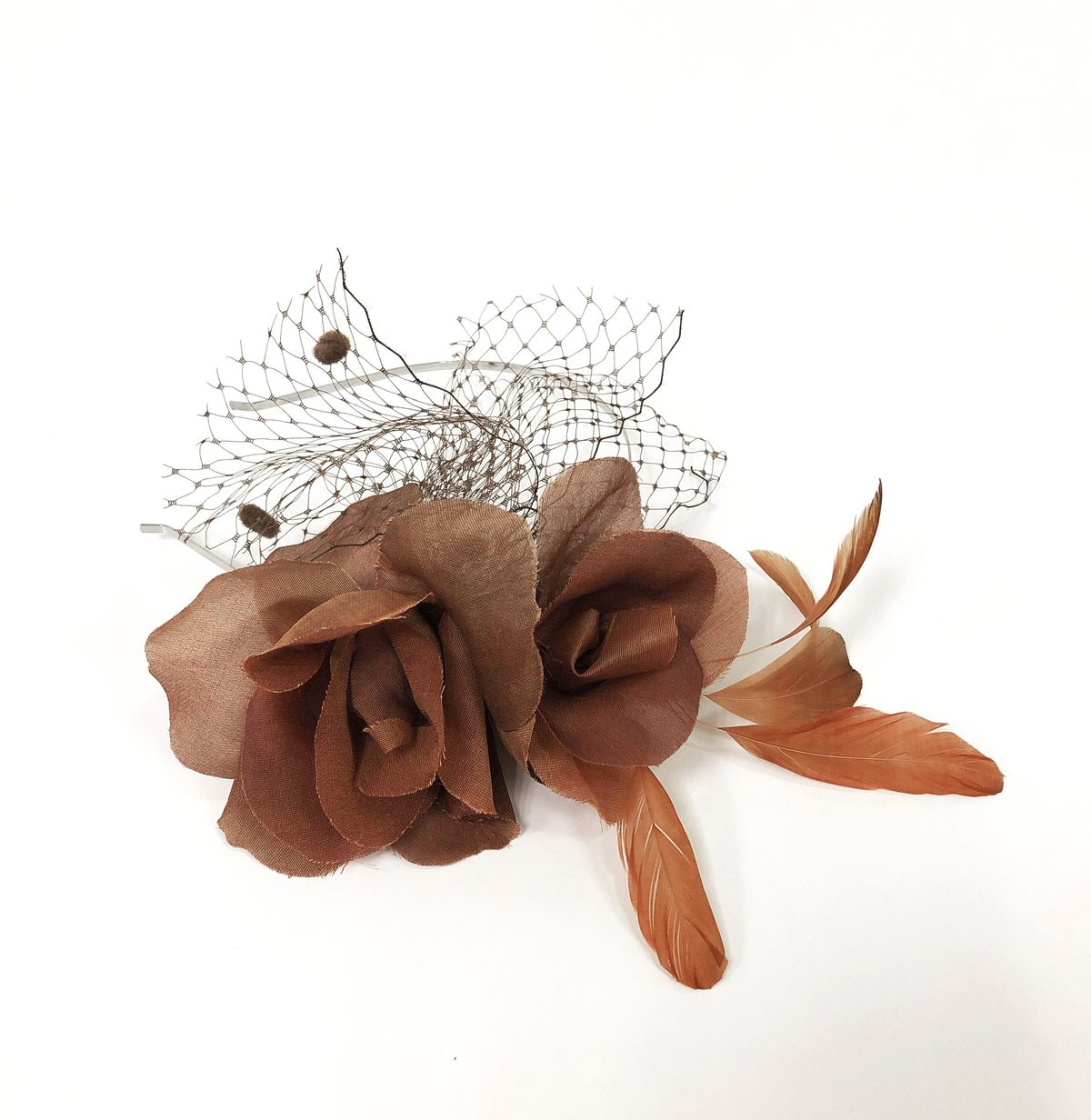 Bloemen en veertjes op een diadeem