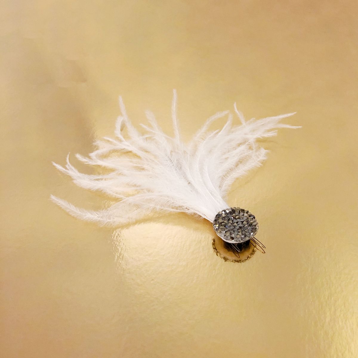 Klein bruidshaarspeld met veertjes en strass steentjes