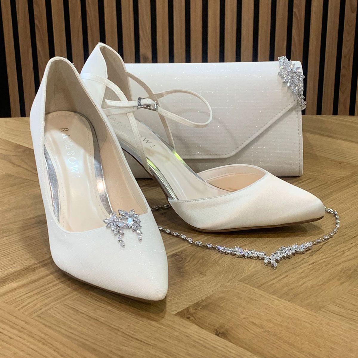 Ivoorkleurige accessoires om je bruidslook mee af te stijlen, bruidsschoenen, glamour ketting, oorbellen en bruidstasje