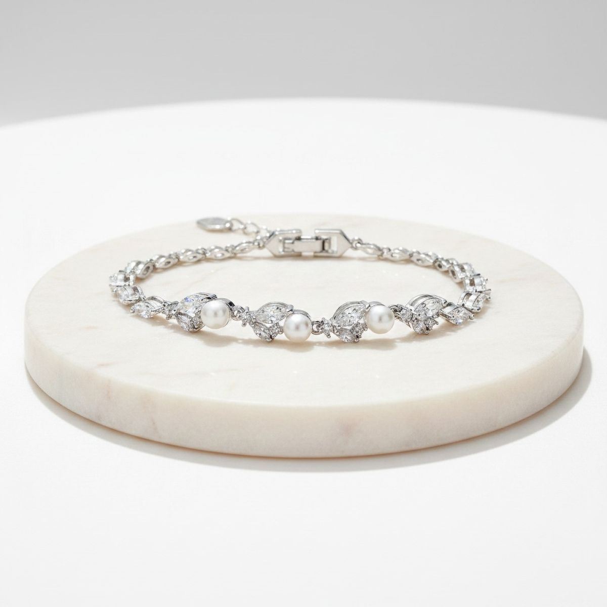 Delicate armband met parels en zirkonia kristallen