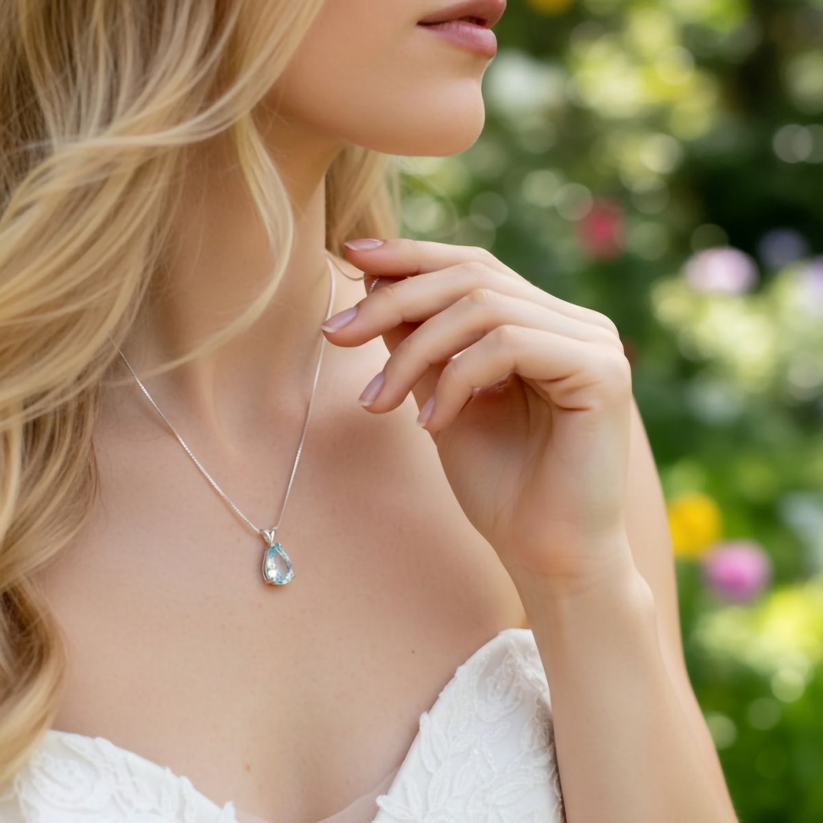 Close-up van de Ketting met aqua blauwe kristal hanger, gedragen door een model
