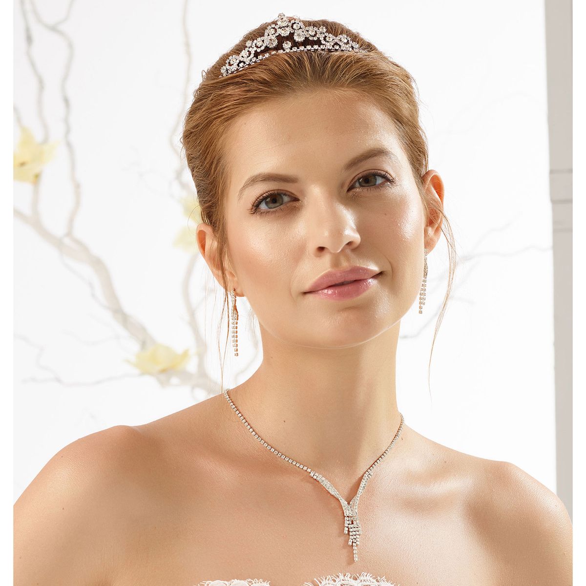 Bruidssieraden set volledig versierd met kleine strass steentjes
