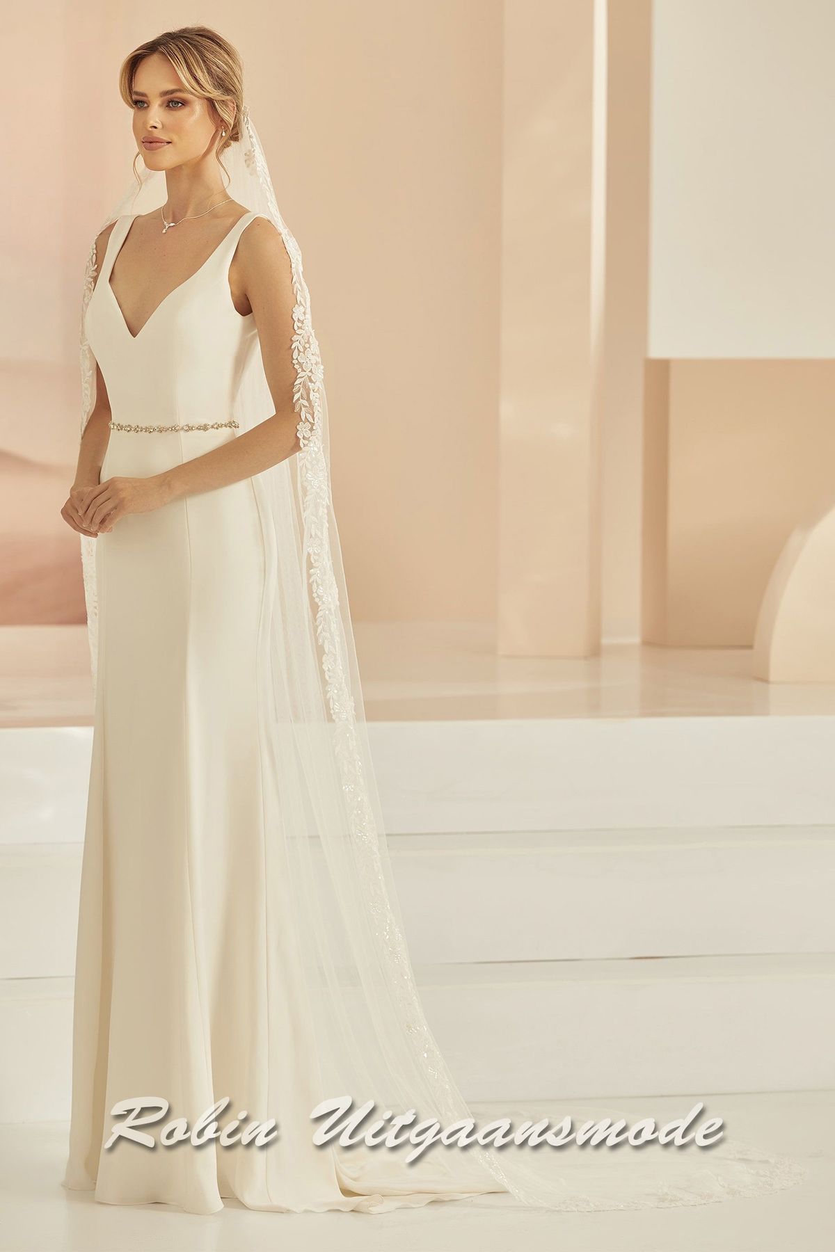 Enkellaags soft tule sluier afgewerkt met een kanten rand en sprankelende pailletten, lengte 250 cm