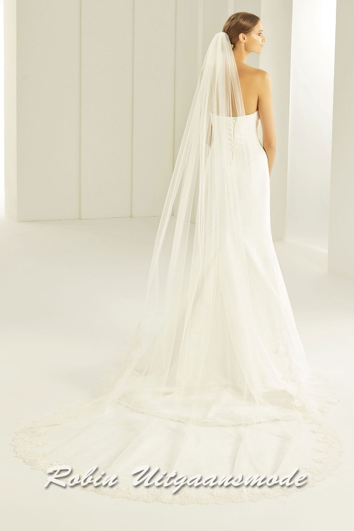 Sluier van soft tule met kanten rand langs de sleep en rechte zijkanten, met een lengte van 280 cm