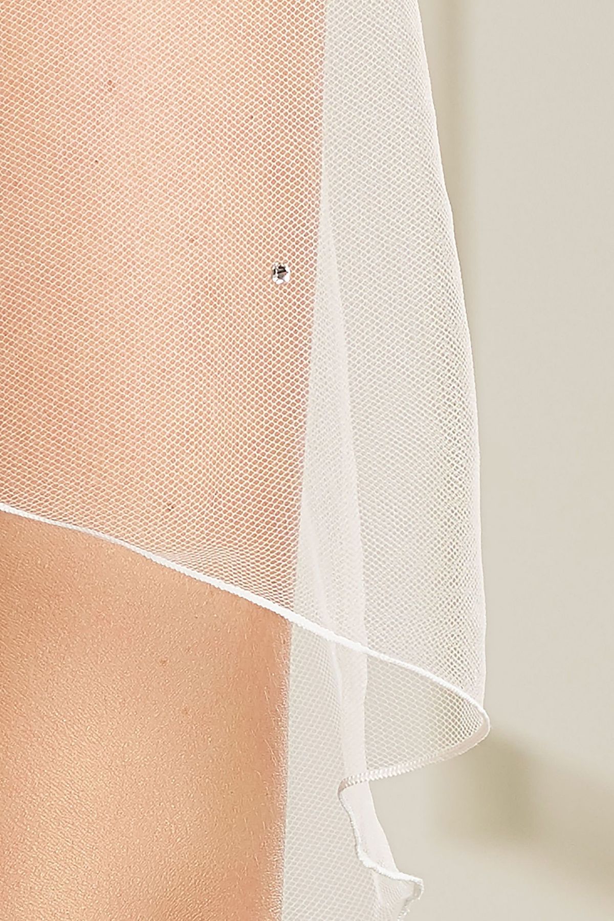 Detail van de Enkellaags soft tule sluier met 24 steentjes