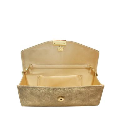 Gouden Design clutch met envelopklep en goudkleurige sluiting, in open stand
