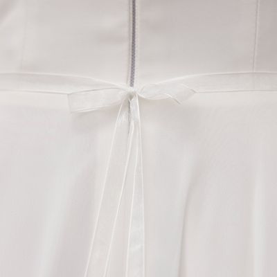 Organza bruidsriem versierd met zirkonia kristallen, gedragen op een trouwjurk