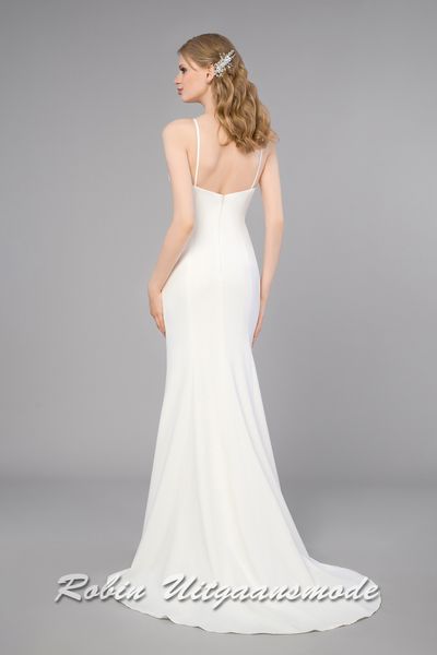 Achterkant van de Aansluitende trouwjurk in een trompet model met sweetheart halslijn en spaghettibandjes