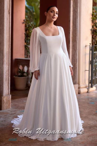 Plussize romantische A-lijn bruidsjurk met lange chiffon mouwen, vierkante halslijn en wijd uitlopende chiffon rok met lange sleep