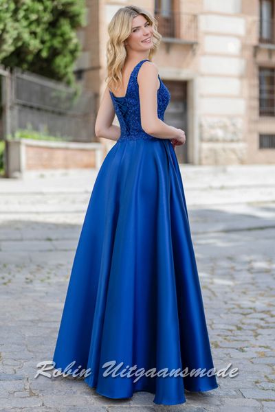 Achterkant van de Royal blauwe A-lijn avondjurk met heartshape halslijn, een versierd lijfje met borduursels en kralen