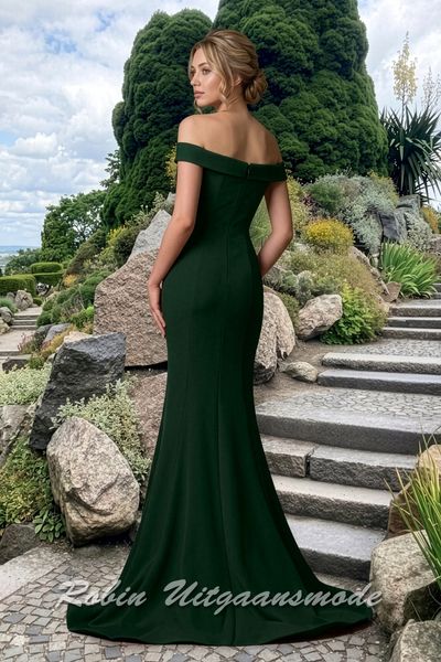 Achterkant van de Donkergroene Off-shoulder galajurk met fishtail rok en lange sleep