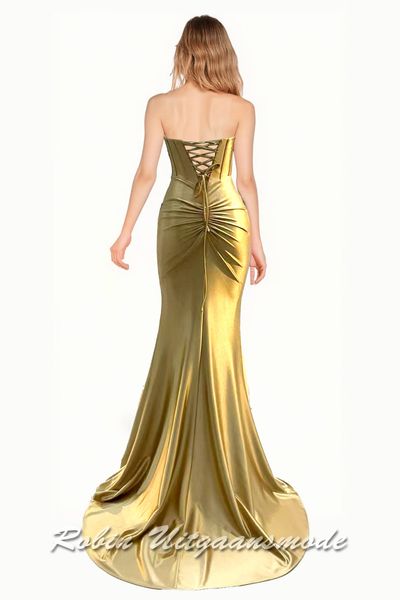 Achterkant van de gouden Strapless avondjurk met criss-cross bustelijn en een split