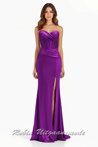 Strapless paarse avondjurk met criss-cross bustelijn en taille,  een sluikvallende rok met split en kleine sleep
