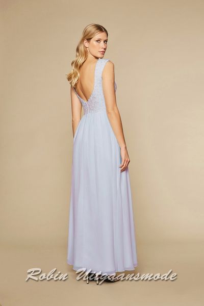 Achterkant van de lavendel avondjurk met kanten lijfje, een laag uitgesneden rug, brede schouderbanden en een chiffon rok sluikvallend langs het lichaam