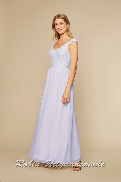 Lavendel avondjurk met kanten lijfje, een mooie V-halslijn, brede schouderbanden en een chiffon rok sluikvallend langs het lichaam.