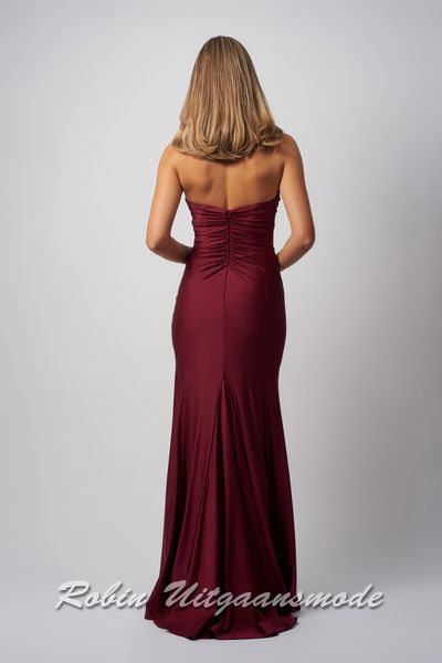 Achterkant van de Bordeauxrode strapless galajurk met hoge split, een klein sleepje en een heartshape bustelijn
