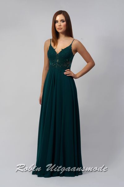 Bosgroene avondjurk met heartshape kanten lijfje, smalle bandjes, semi transparante taille en een chiffon rok met plooien en verborgen split