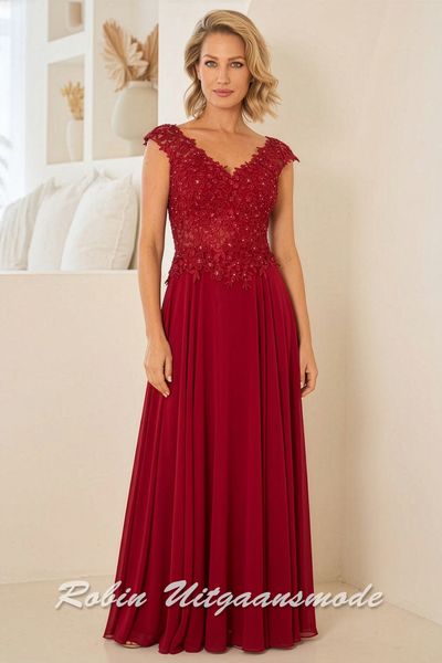 Donkerrode avondjurk met kanten lijfje, V-hals, brede schouderbanden en een chiffon rok.