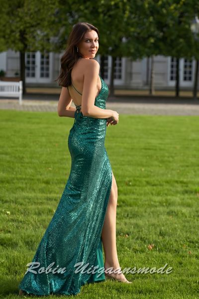 Achterkant van de Emeraldgroene Sexy glitterjurk met overslag V-hals en hoge split