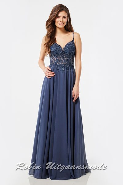 Rookblauwe Galajurk met heartshape kanten lijfje, rijkelijk versierd met kralen, smalle bandjes en V-shape open rug