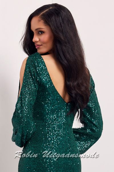 Rugkant van de smaragd groene Paillettenjurk met split en open mouwen