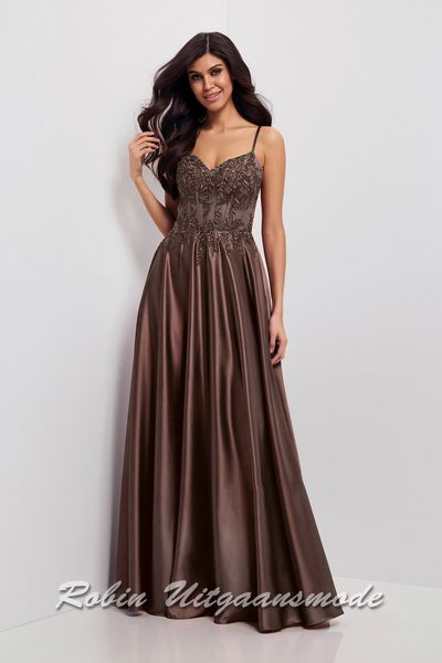 Bruine avondjurk met heartshape kanten top, smalle bandjes, een semi transparante taille met baleinen en een geplooide satijn rok tot de grond