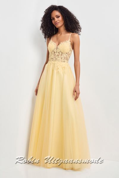 Gele luchtige korset style galajurk met fleurige applicaties op de top, een heartshape top, smalle bandjes en A-lijn rok met soft tule toplaag