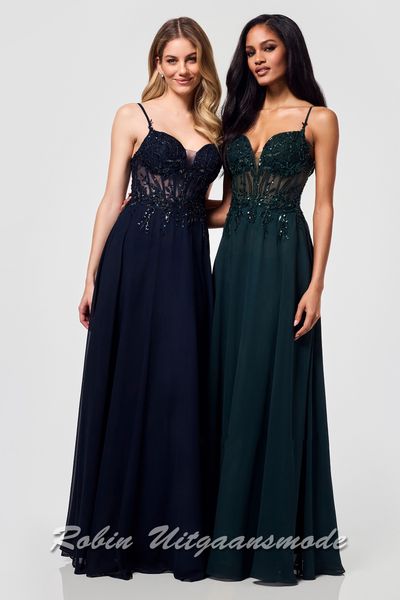 Donkerblauwe en groene galajurk met kant bedekt korsetlijfje, een heartshape halslijn met illusie diepe uitsnede en lange chiffon rok met plooien.