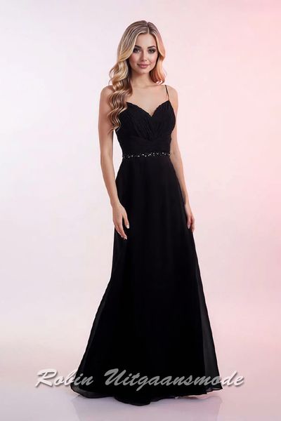 Eenvoudig gestylde zwarte galajurk met V-hals en open rug
