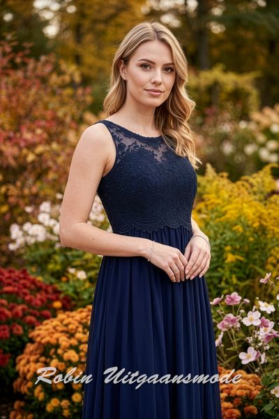 Close-up van de navyblauwe Hooggesloten galajurk met kanten lijfje en chiffon rok