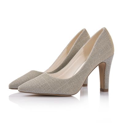Modieuze goud metallic pump met elegante neus en hoge hak, een paar