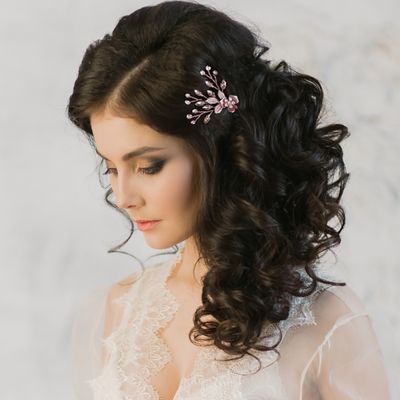 Rose goud Bloemen haarspeld met kristallen en parels, gedragen door  een bruidmodel