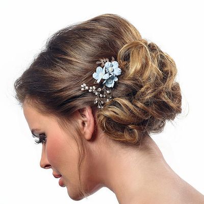 Fleurige bruidskam van pareltjes en strassteentjes, gedragen door een model