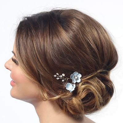 Bloemetjes en blaadje op haarpin voor je bruidskapsel, gedragen door en model