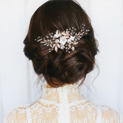 Bruidshaarkam met bloemen, parels en kristallen versierd, verwerkt in het haar