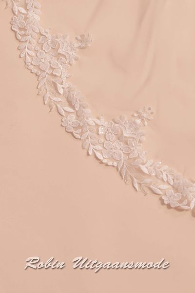 Detail van de Enkellaags soft tule sluier afgewerkt met een kanten rand en sprankelende pailletten