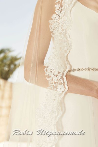 Detail van de Enkellaags sluier van soft tule met kanten rand en glasstenen