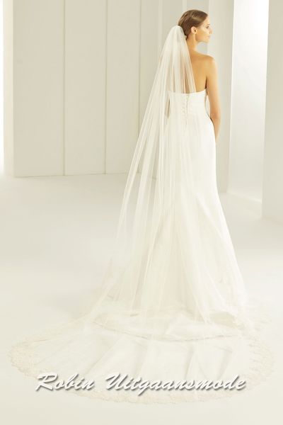 Sluier van soft tule met kanten rand langs de sleep en rechte zijkanten, met een lengte van 280 cm