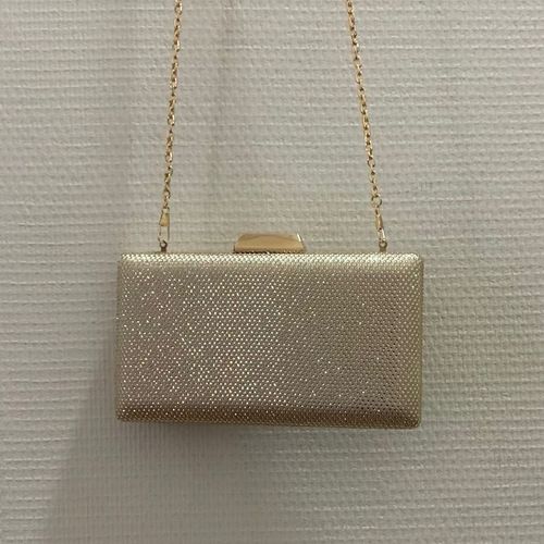 Goudkleurige glamour clutch in recht model met kristallen, hangend aan de ketting