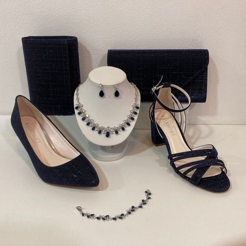 Navy blauwe glamour accessoires voor bij je jurk, pumps, sandaaltjes met blokhak, avondtasjes en blauwe sieradenset